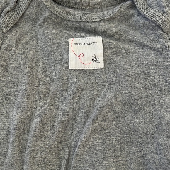 Burt’s Bees Organic newborn set sleep gown with matching hats - Picture 2 of 5